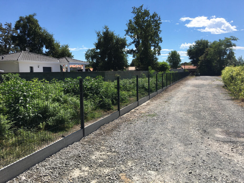 80 Ml Clôture Panneau Rigide Ht 1m23 Ral 7016 + Plaque De Soubassement Béton Ht 0m25 Ton Gris Ciment